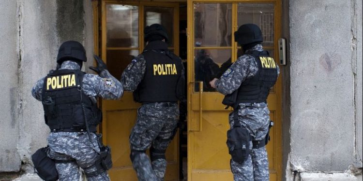 98 de percheziții la persoane bănuite de contrabandă cu tutun