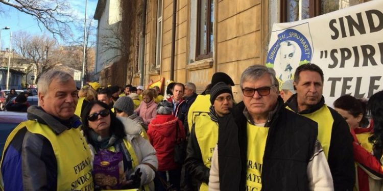 Dascălii teleormăneni intră la ore cu banderole tricolore, în semn de protest