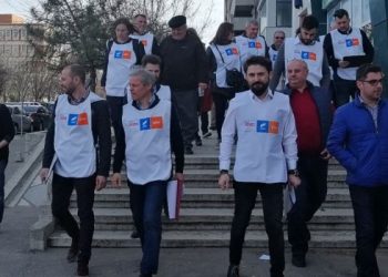 [Foto&Video] Cioloș a strâns semnături la Roșiorii de Vede. Tinerii din PSD i-au făcut „galerie”