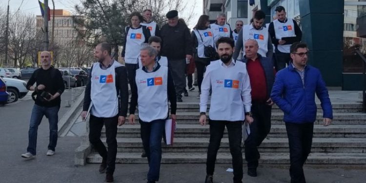 [Foto&Video] Cioloș a strâns semnături la Roșiorii de Vede. Tinerii din PSD i-au făcut „galerie”