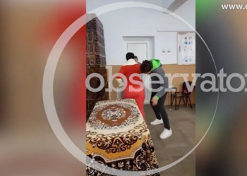 Elev reținut de polițiști în cazul profesoarei agresate în incinta Școlii Gimnaziale din Poroschia