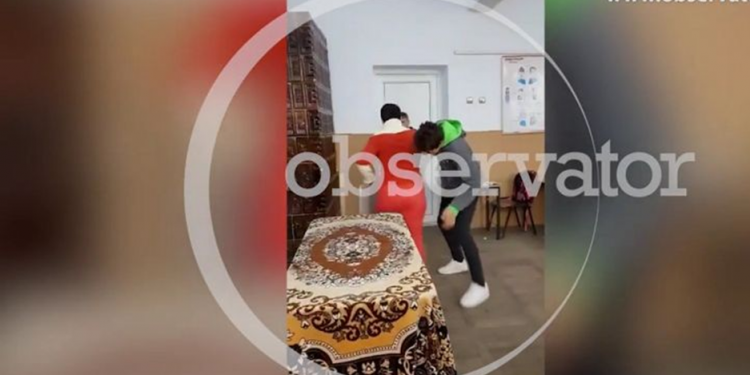 Elev reținut de polițiști în cazul profesoarei agresate în incinta Școlii Gimnaziale din Poroschia