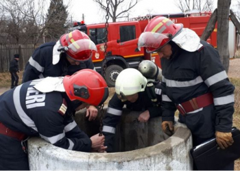 Bătrână salvată de pompieri după ce a căzut în fântână