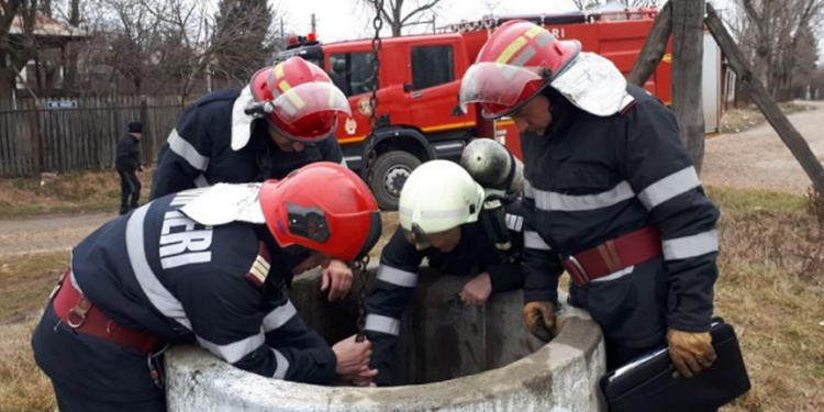 Bătrână salvată de pompieri după ce a căzut în fântână