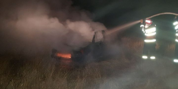 Incendiu de mașină lichidat de pompieri