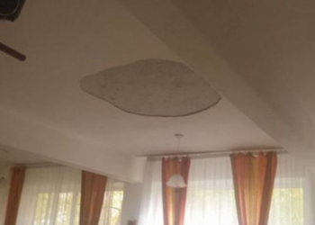 A căzut tencuiala în sala de clasă