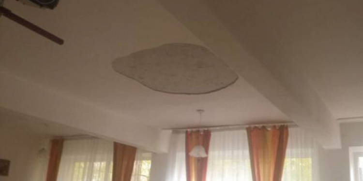 A căzut tencuiala în sala de clasă