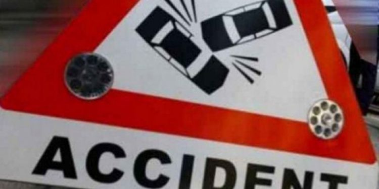 Trei oameni răniți într-un accident rutier, la Prunaru