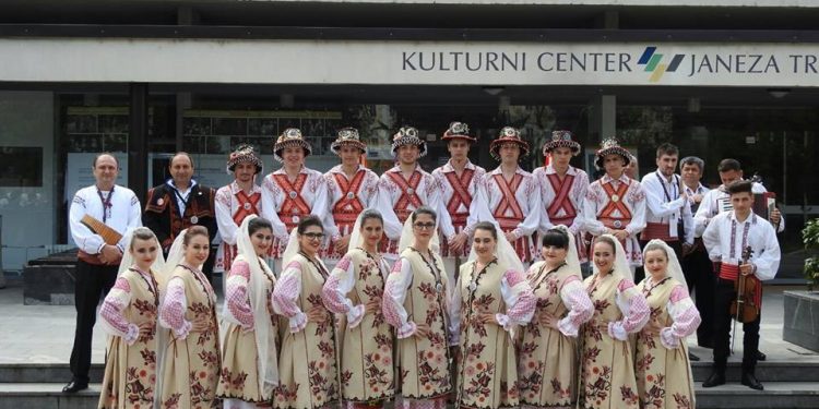 Interviu: Andrei Hamza, coregraful Ansamblului Drăcşenelul: ”Indiferent de vârstă, jocul popular poate fi învăţat”