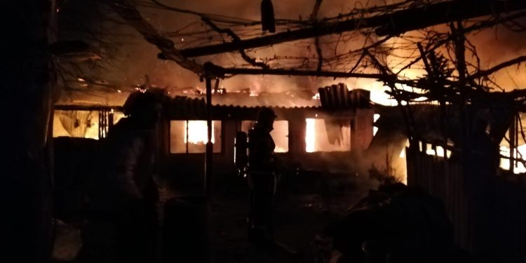 [Foto&Video] Casă mistuită de flăcări în comuna Vârtoape