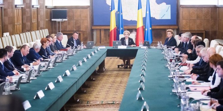 Guvern: Salariul de bază minim brut pe țară se majorează la 1.900 lei începând cu 1 ianuarie 2018
