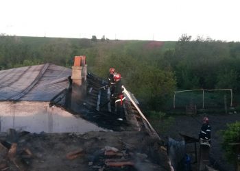 Casă distrusă de flăcări