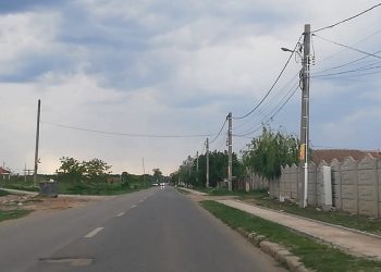 [VIDEO] Un copil a traversat “prin loc nepermis” pe o stradă fără treceri de pietoni și a fost spulberat de o mașină