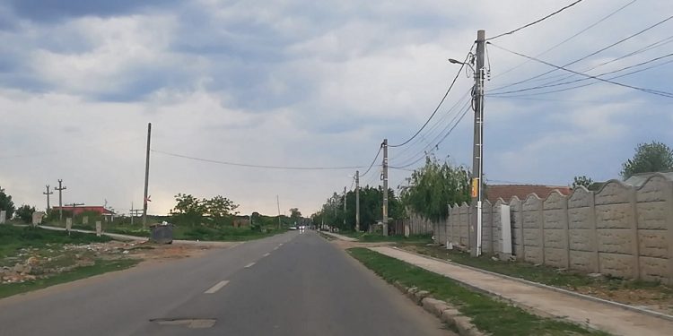 [VIDEO] Un copil a traversat “prin loc nepermis” pe o stradă fără treceri de pietoni și a fost spulberat de o mașină