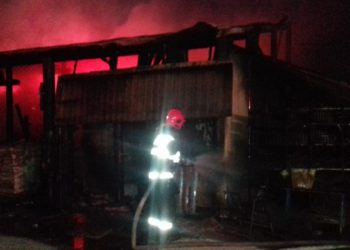 Incendiu puternic la Roșiorii de Vede, în zona Gării de Est