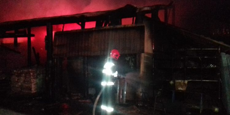 Incendiu puternic la Roșiorii de Vede, în zona Gării de Est