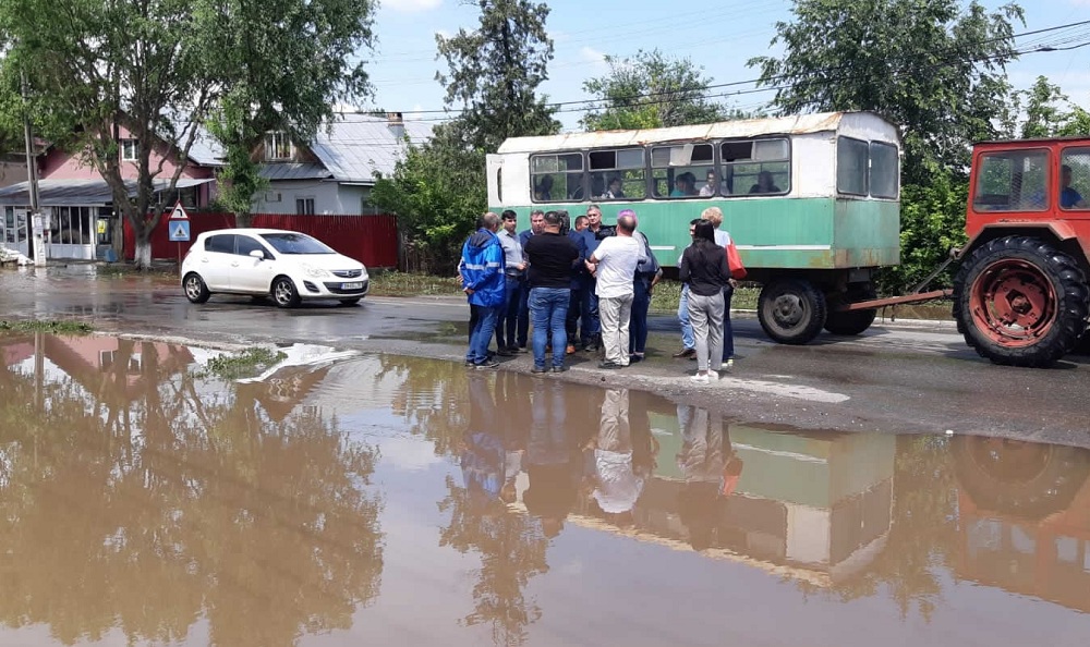 Ţara lovită de inundaţii, Ministrul Apelor, Ioan Deneş la terasă cu o blondă | caserenovari.ro