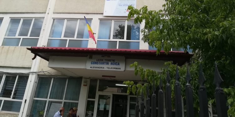 Liceul Constantin Noica a fost călcat de hoți