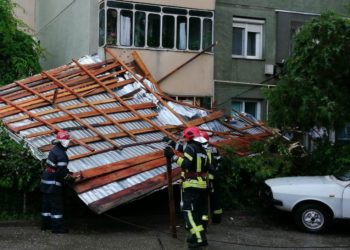 Rezultatele codului portocaliu de tip nowcastig: curți inundate și acoperișuri luate de vijelie