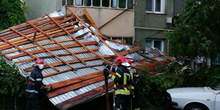 Rezultatele codului portocaliu de tip nowcastig: curți inundate și acoperișuri luate de vijelie