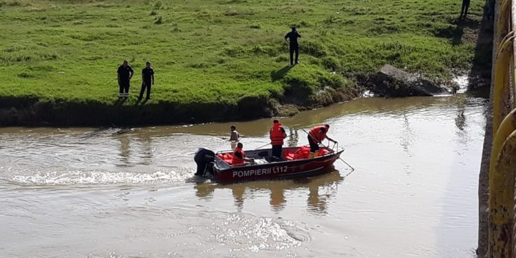 Un tânăr de 15 ani este căutat în apele râului Vedea
