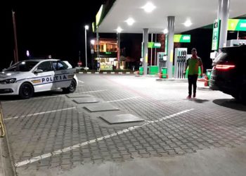 Jaf la benzinărie. Trei adulți și un minor au furat peste 20.000 de lei