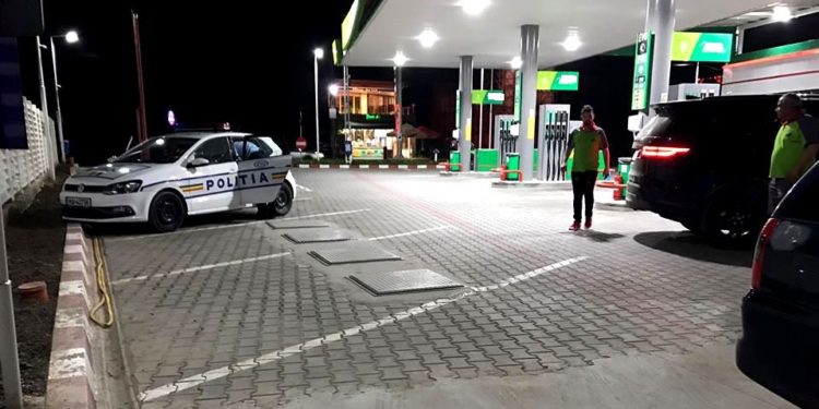 Jaf la benzinărie. Trei adulți și un minor au furat peste 20.000 de lei