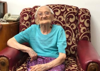 Ecaterina Ghiţă, cel mai vârstinc cetăţean din  Alexandria, premiată de municipalitate