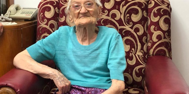 Ecaterina Ghiţă, cel mai vârstinc cetăţean din  Alexandria, premiată de municipalitate