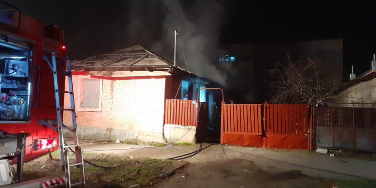 O casă a fost distrusă de flăcări în Alexandria