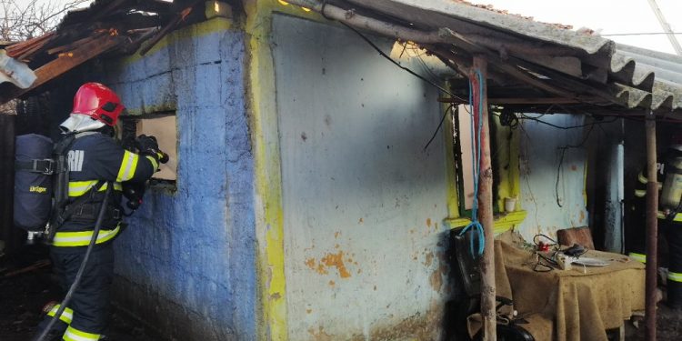 Casă distrusă de flăcări în localitatea Copăceanca
