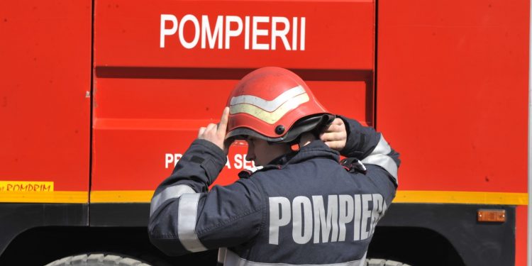 Incendiu la etajul patru al unui bloc din Alexandria