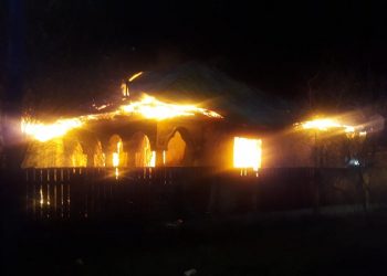 Casă în flăcări la Moșteni. O femeie a fost intoxicată cu fum