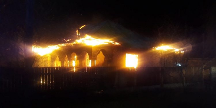 Casă în flăcări la Moșteni. O femeie a fost intoxicată cu fum
