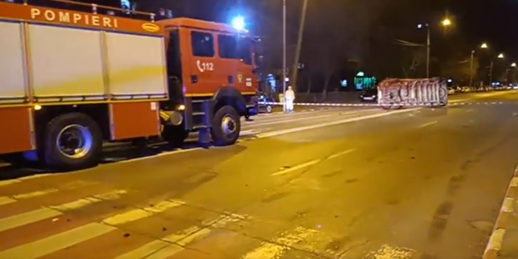 Accident! Ambulanță răsturnată în Alexandria