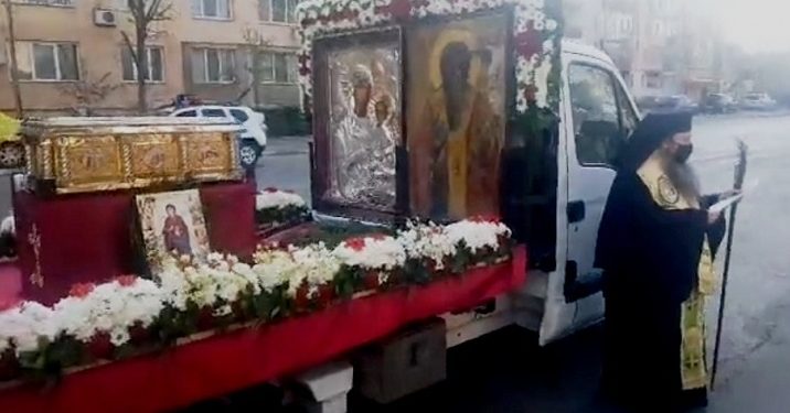 [Video] Procesiune în vreme de coronavirus, la spitalele din Teleorman