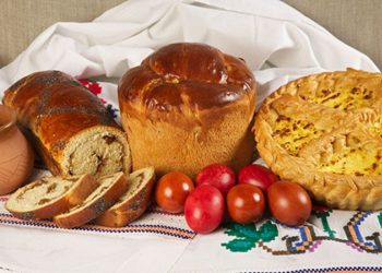 Pot să îmi și vizitez părinții și să iau masa cu ei de Paște? Pot participa la slujba de Înviere la biserică? Putem să ascultăm slujba din stradă? GCS răspunde