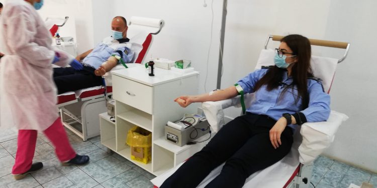 40 de poliţişti din Buzău au donat sânge pentru colega lor de la IPJ Teleorman