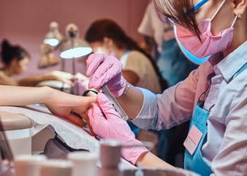 Reguli de funcţionare a saloanelor de înfrumuseţare şi frizeriilor după ieşirea din starea de urgenţă