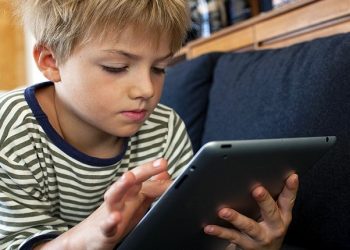 Guvernul alocă fonduri destinate achiziționării de tablete pentru elevii fără posibilități