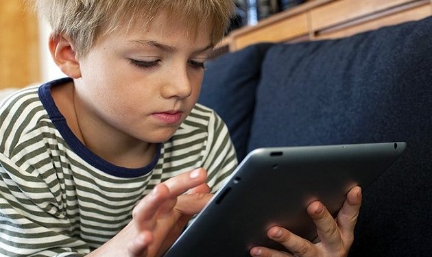 Guvernul alocă fonduri destinate achiziționării de tablete pentru elevii fără posibilități