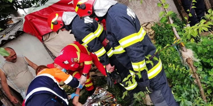 Bătrân din Buzescu, salvat de la înec după ce a căzut într-o fântână