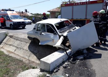 Accident în Plosca. Mașină intrată într-un cap de pod