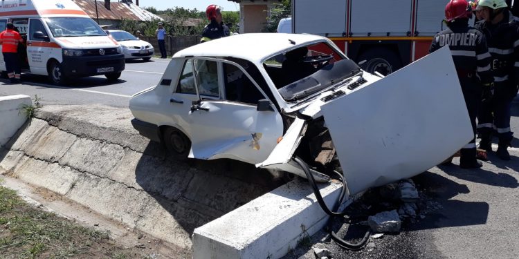 Accident în Plosca. Mașină intrată într-un cap de pod