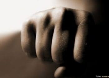 Coșmar pentru o femeie din Poroschia. A fost bătută și tâlhărită în propria casă