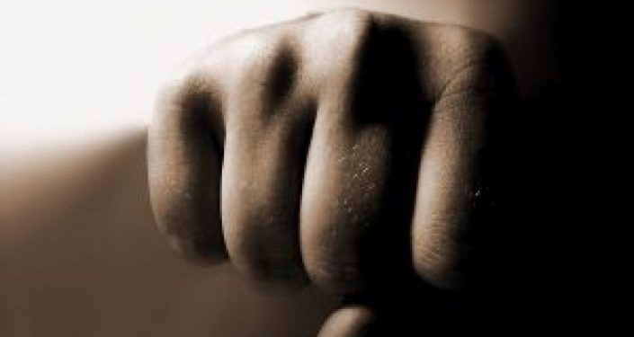 Coșmar pentru o femeie din Poroschia. A fost bătută și tâlhărită în propria casă