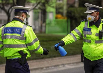 Polițiști infectați cu Covid-19 amenință cu instanța dacă nu sunt lăsați să plece din spital