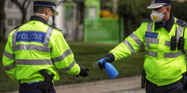 Polițiști infectați cu Covid-19 amenință cu instanța dacă nu sunt lăsați să plece din spital