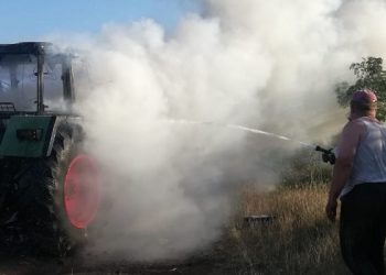 Tractor cuprins de flăcări, la Buzescu