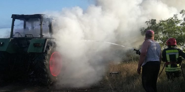 Tractor cuprins de flăcări, la Buzescu